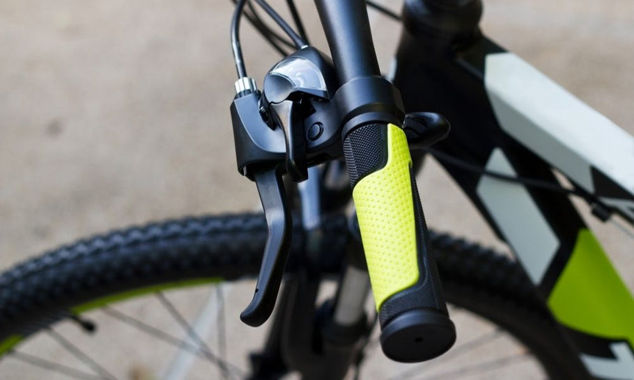 4 Essential Biking Accessories for the Avid E-Bike Rider